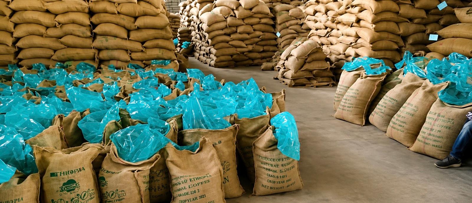 Äthiopischer Rohkaffee in Jutesäcken für den Export